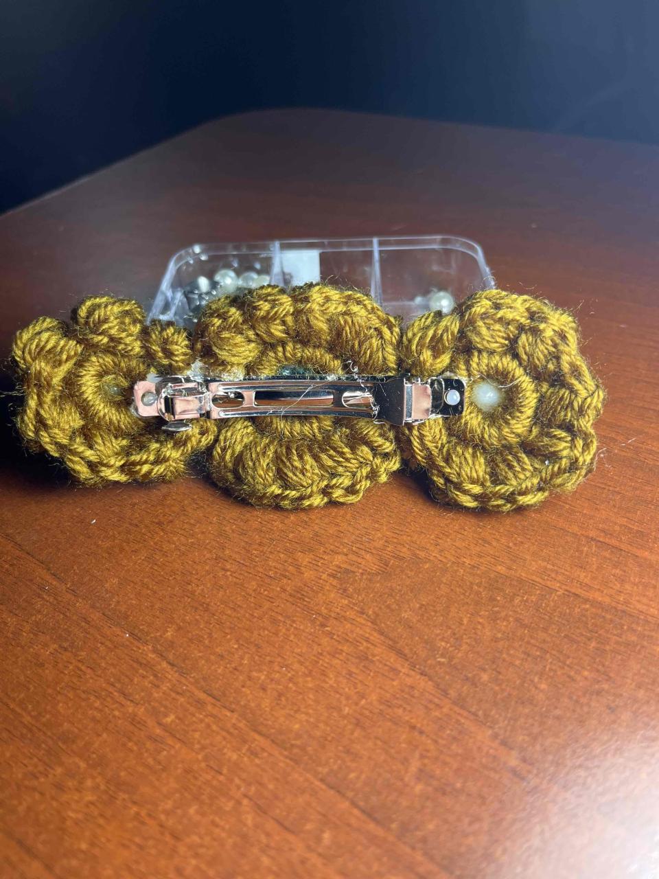 Accesorio de lana con flores - miniatura 2