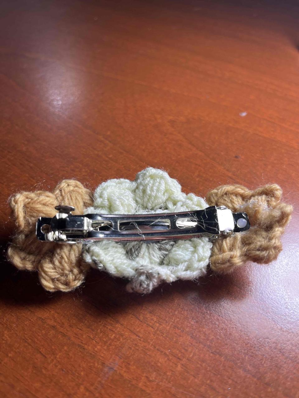 Broche floral tejido a mano - miniatura 2
