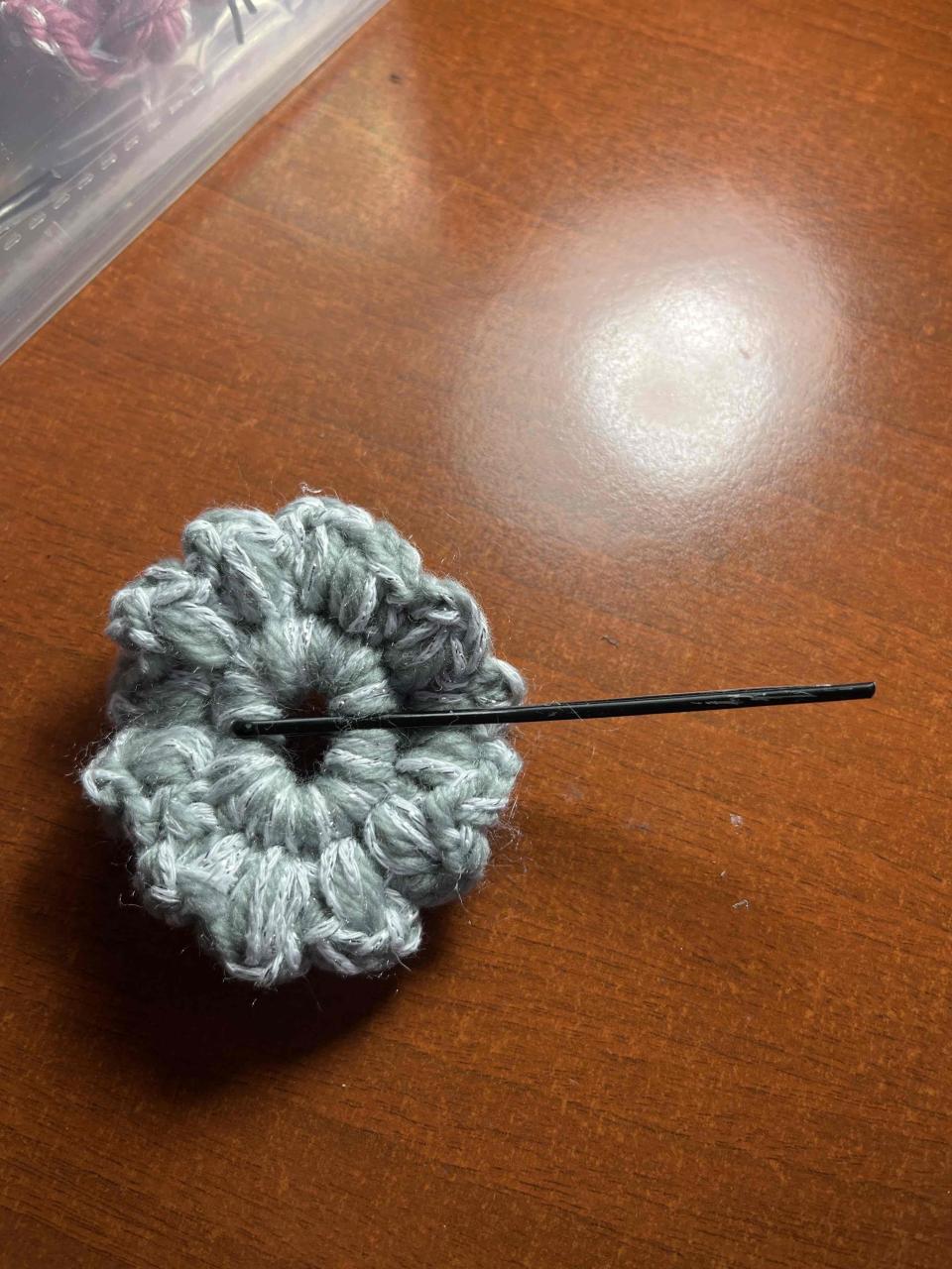 Pinza de pelo con flor tejida - miniatura 2
