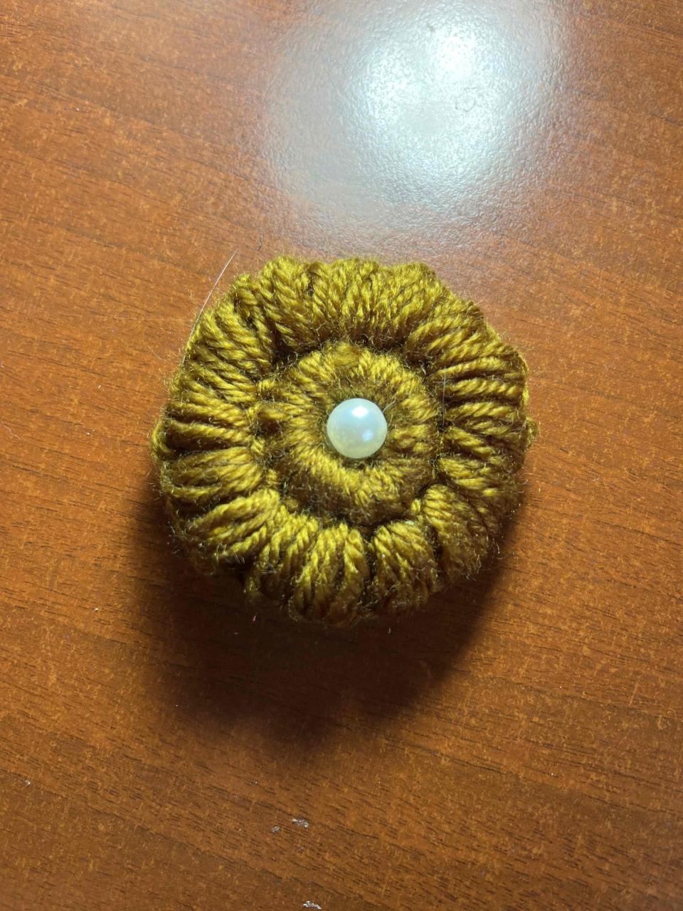 Broche tejido con perla central - miniatura 1