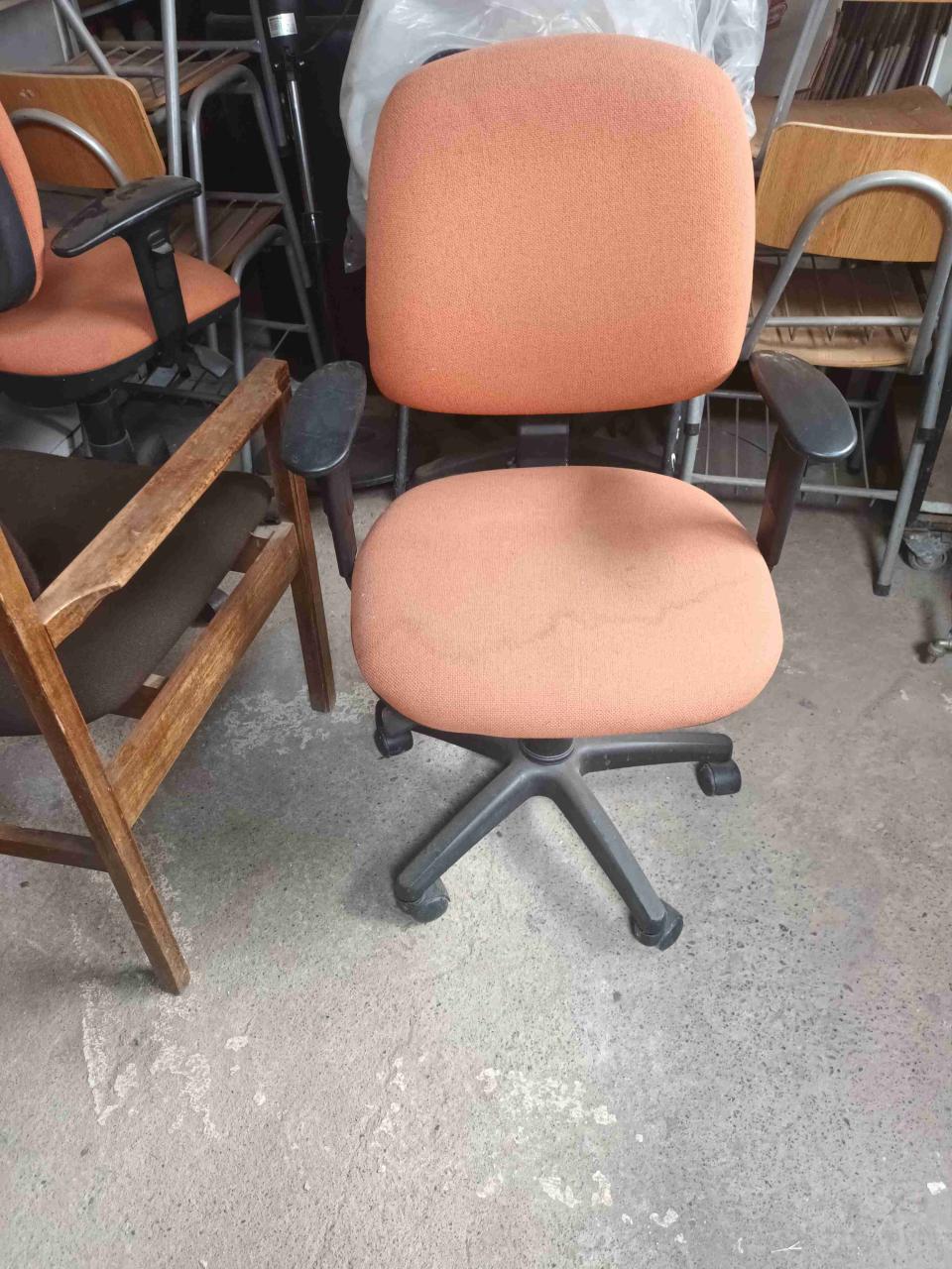 Silla de oficina anaranjada