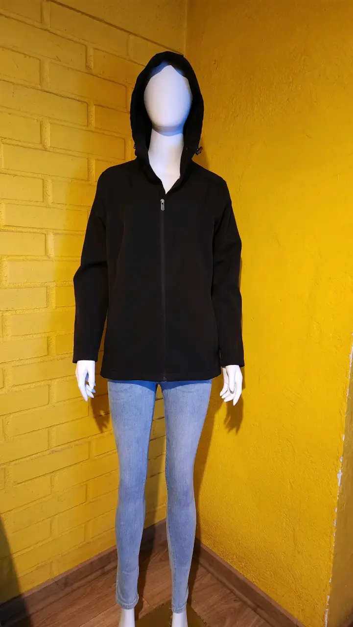 Chaqueta negra con capucha