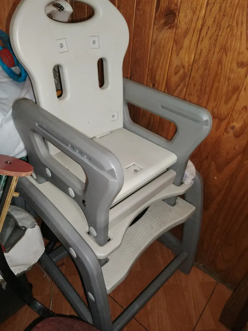 Silla alta para bebé plástico gris