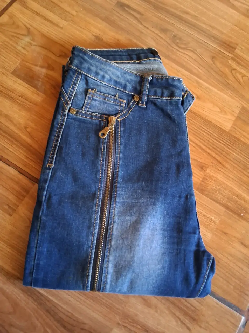 Jeans azul con cierre decorativo - miniatura 1