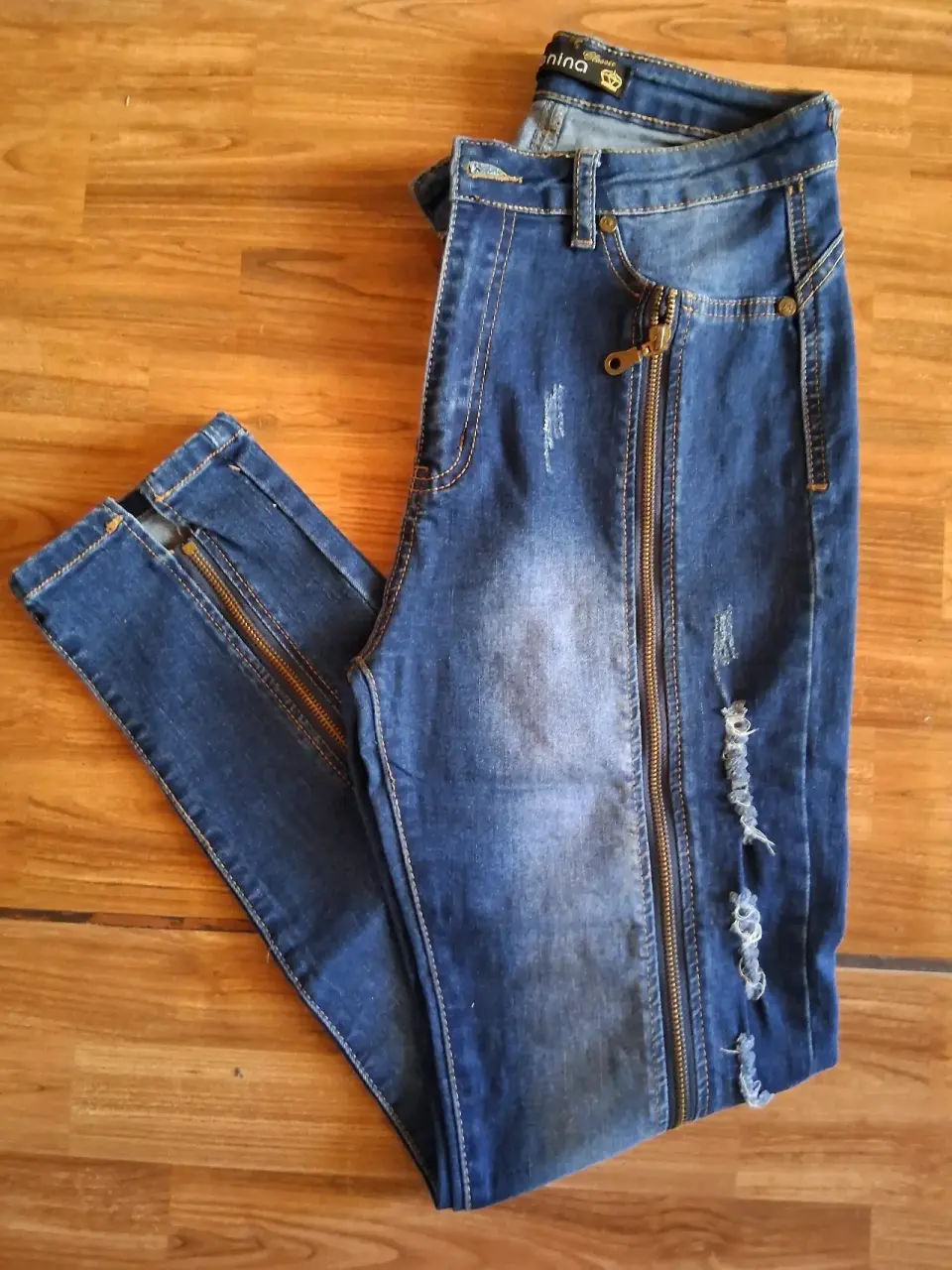 Jeans azul con cierre decorativo - miniatura 2
