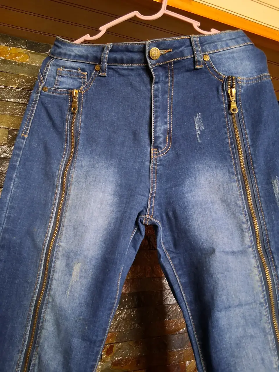 Jeans azul con cierre decorativo - miniatura 4
