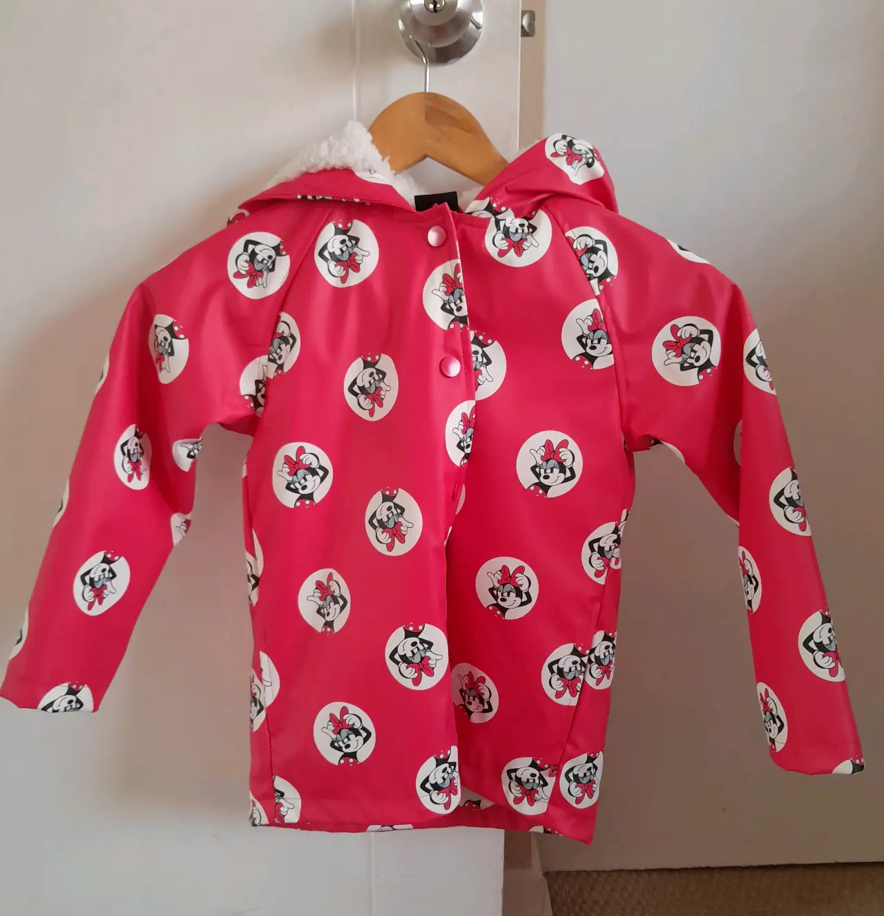 Impermeable rojo con diseños de Minnie - miniatura 1