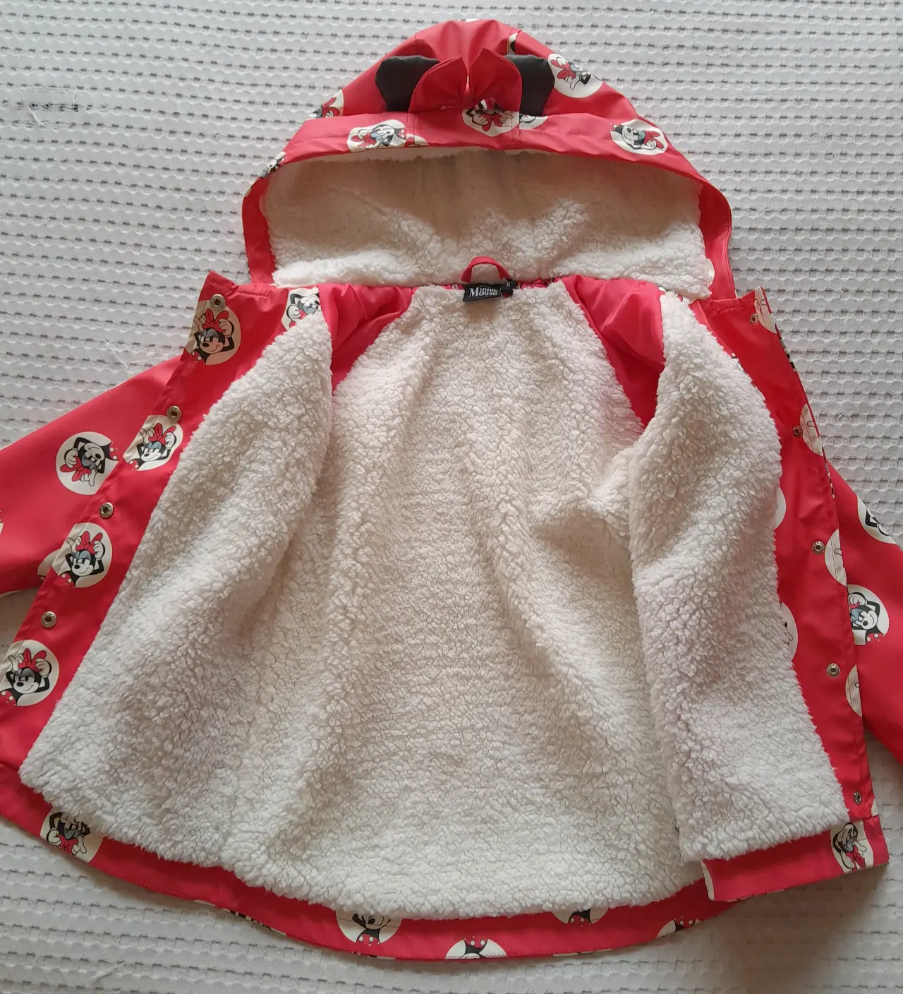 Impermeable rojo con diseños de Minnie - miniatura 2