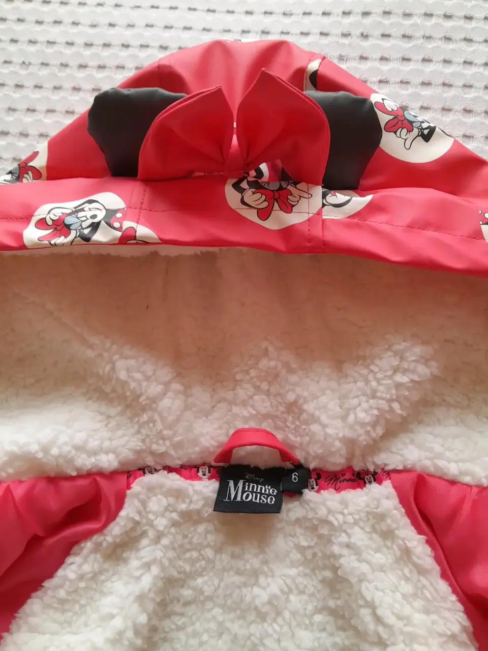 Impermeable rojo con diseños de Minnie - miniatura 3