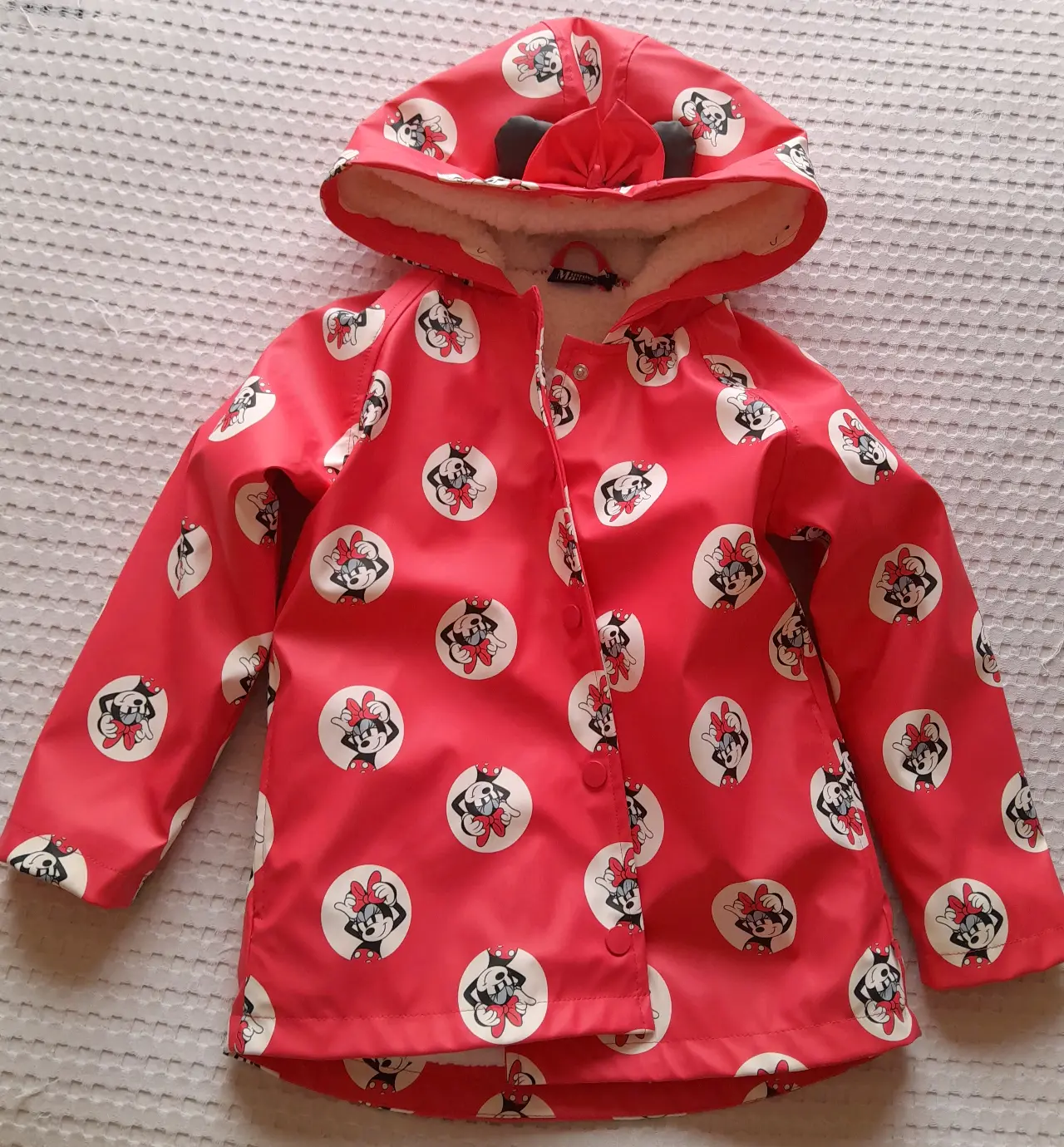 Impermeable rojo con diseños de Minnie - miniatura 4