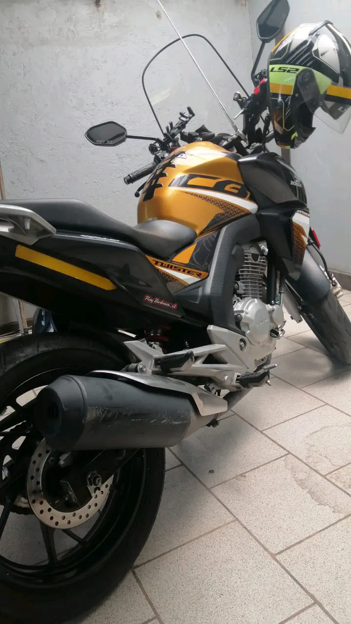 Honda Twister 250 dorada - miniatura 2