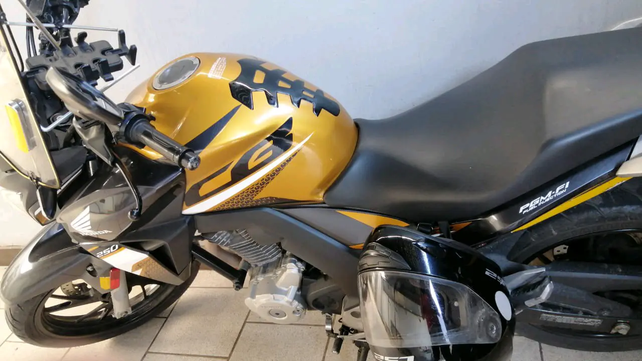 Honda Twister 250 dorada - miniatura 3