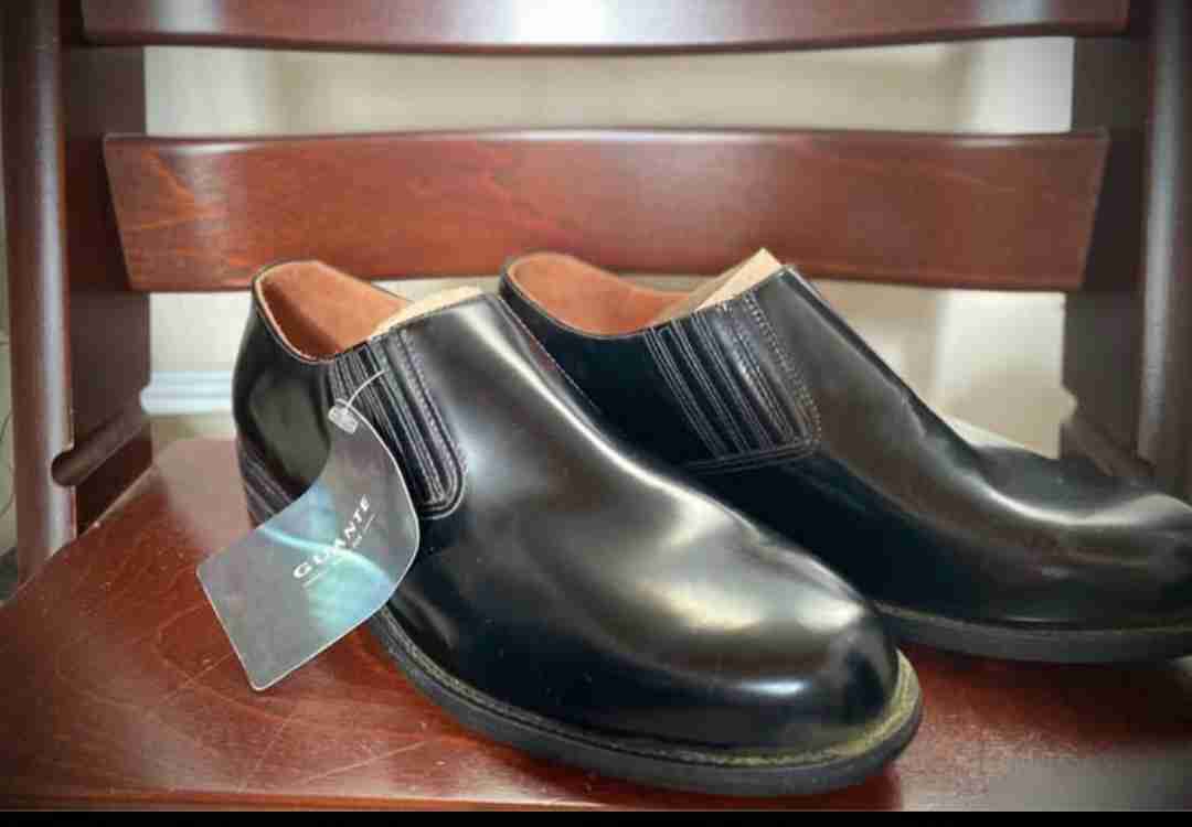 Zapatos de cuero negros nuevos - miniatura 1