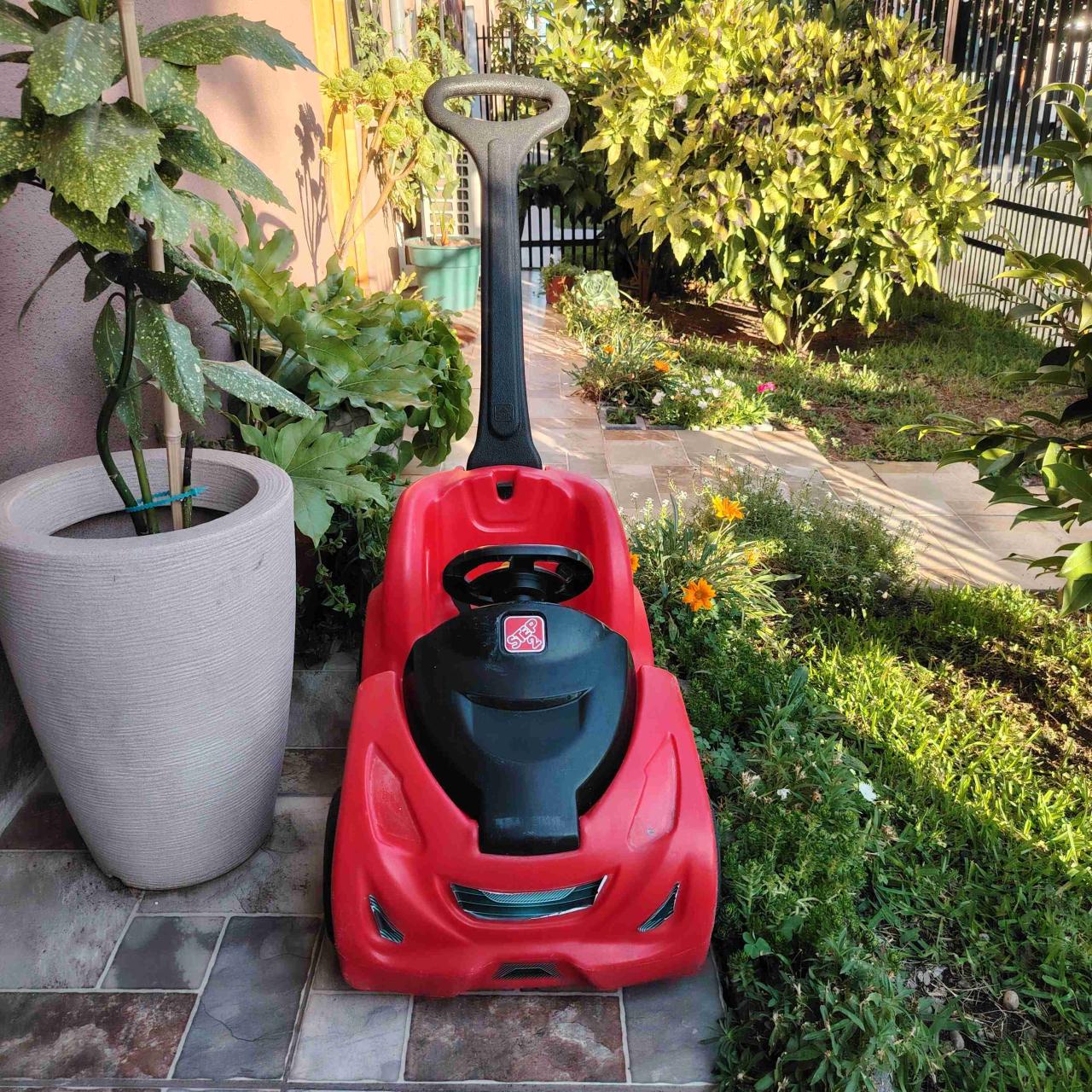 Auto de paseo infantil rojo - miniatura 2