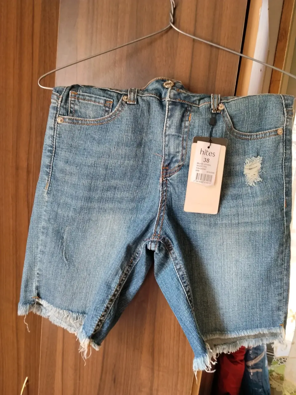 Short de mezclilla con borde deshilachado