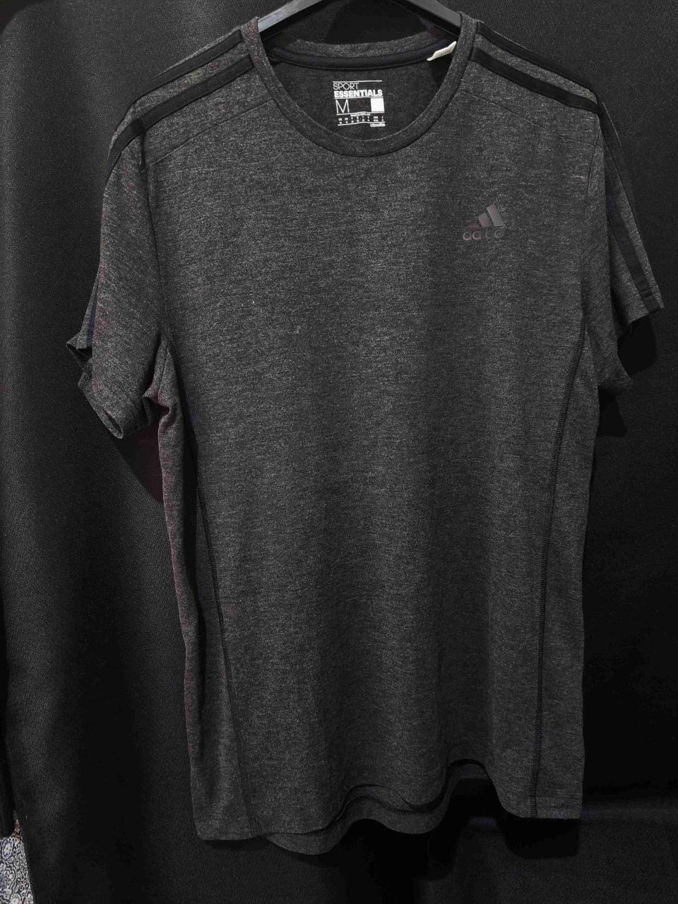 Polera deportiva gris Adidas