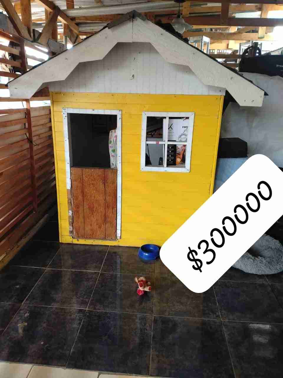 Casa de juguete amarilla - miniatura 1