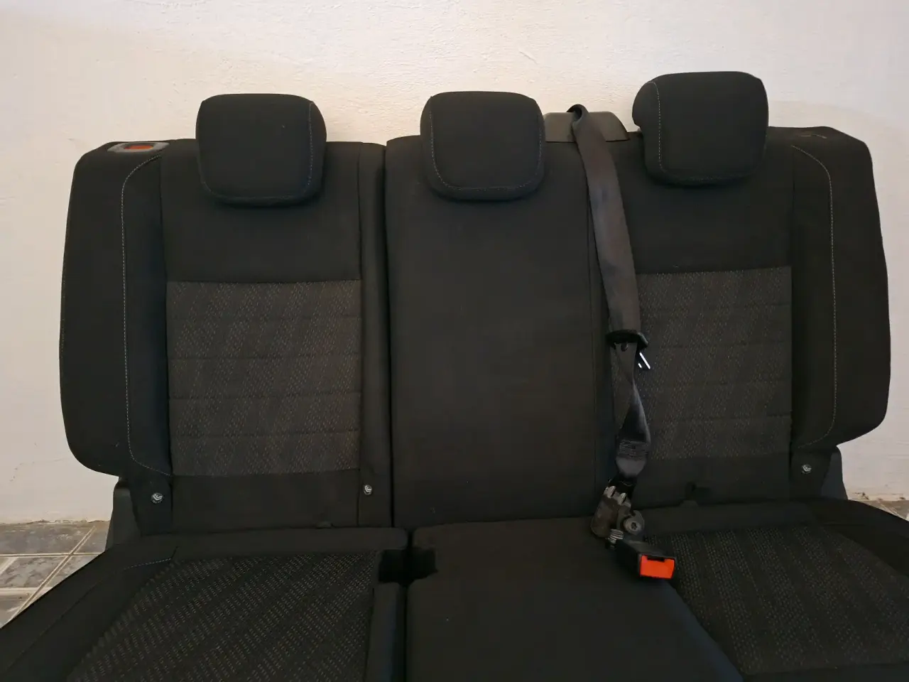 Asiento trasero de auto negro - miniatura 1