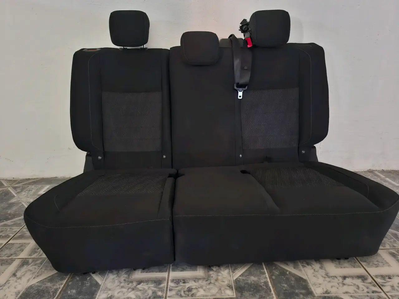 Asiento trasero de auto negro - miniatura 2