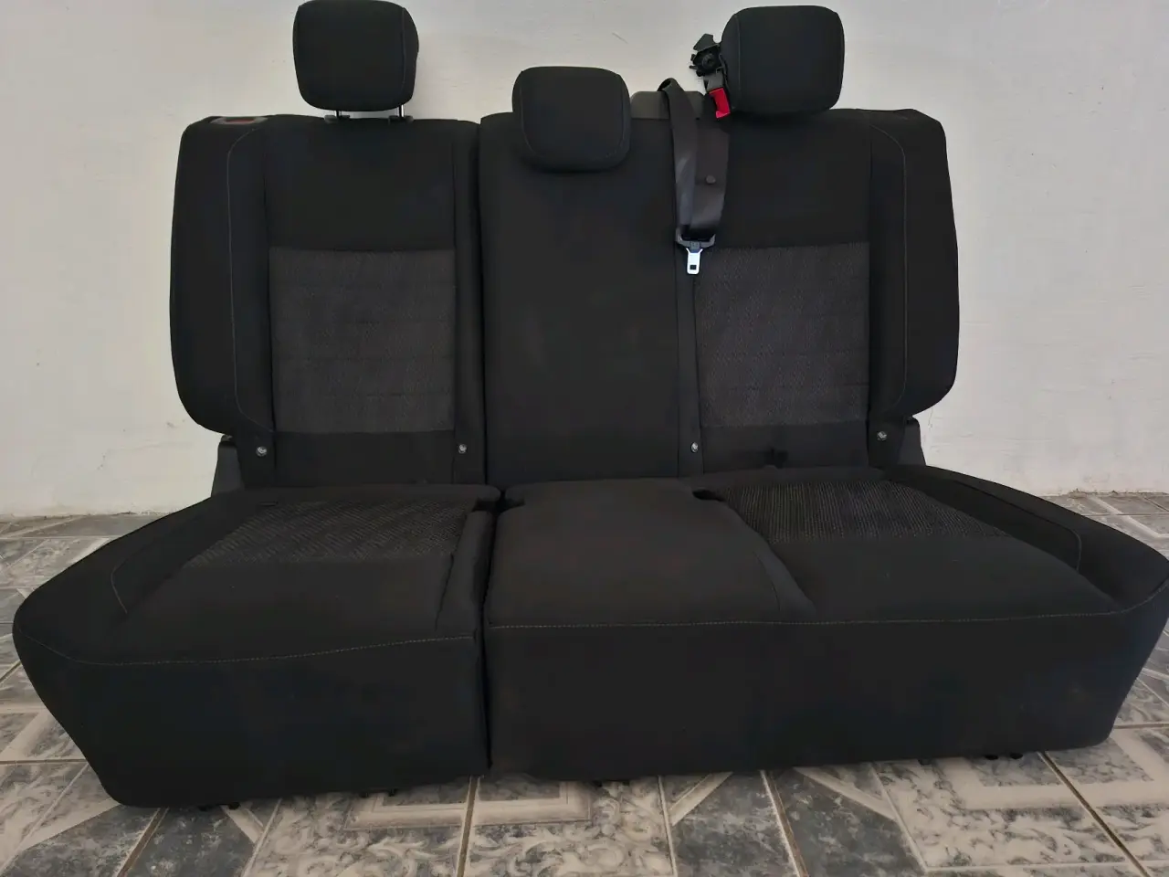 Asiento trasero de auto negro - miniatura 3