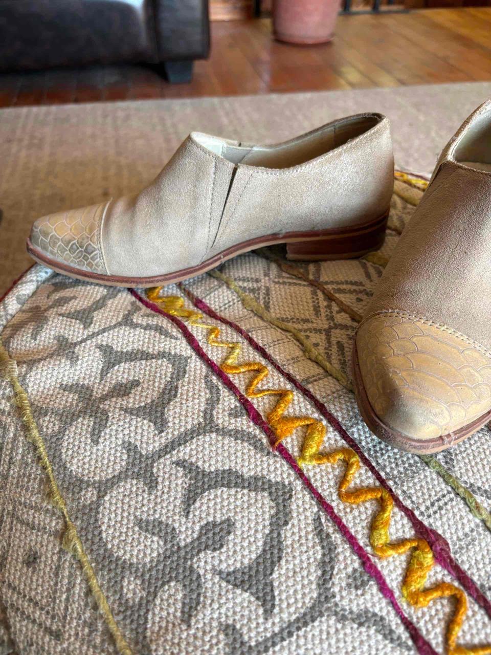 Zapatos beige con puntera dorada - miniatura 2