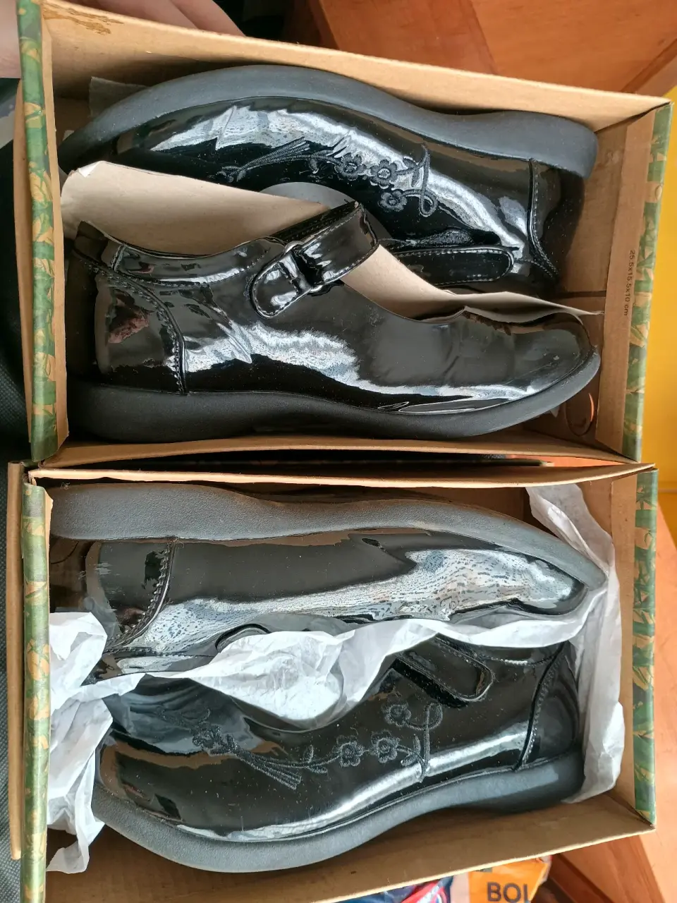 Zapatos negros de charol para niña - miniatura 2
