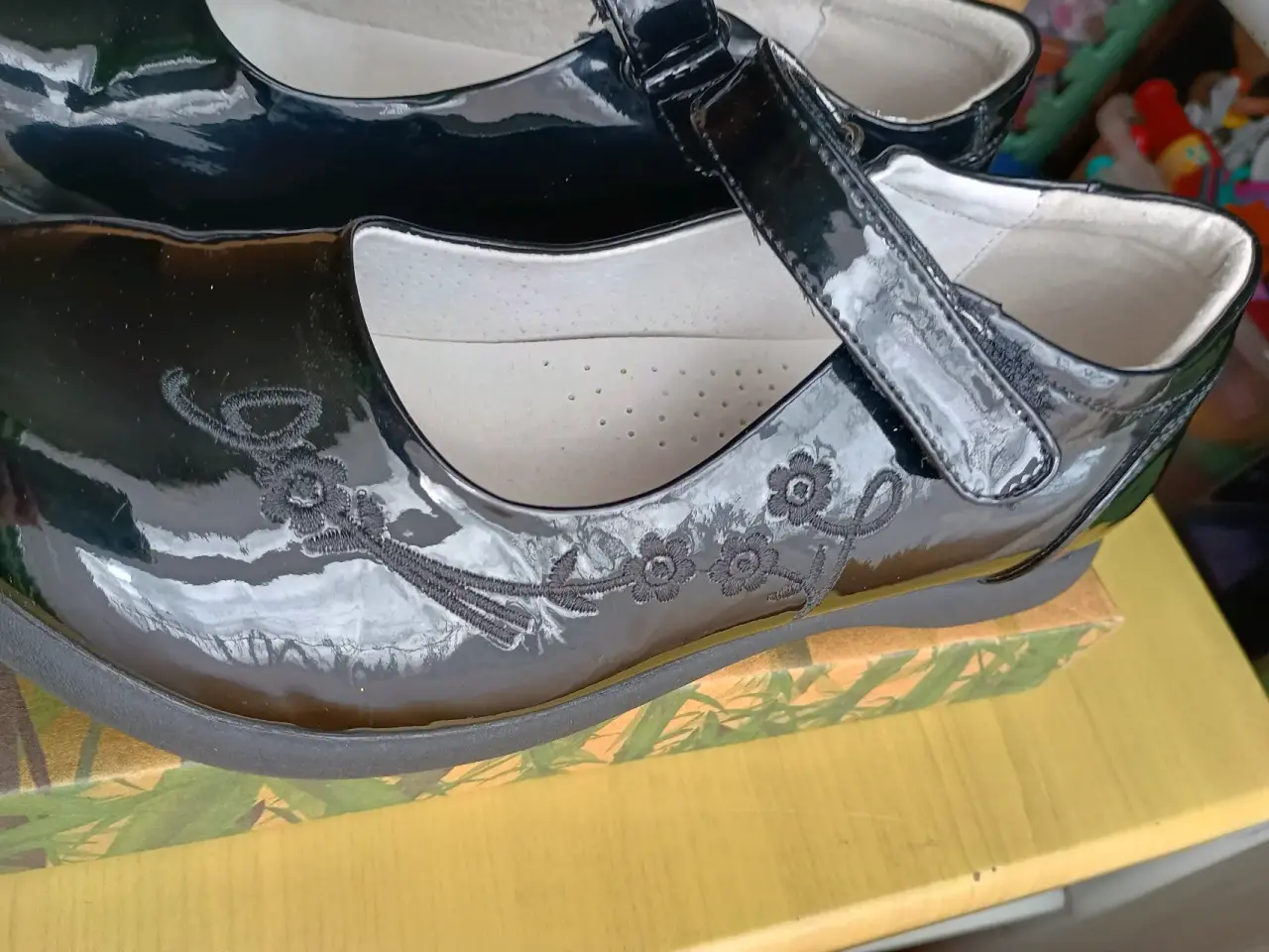 Zapatos negros de charol para niña - miniatura 4