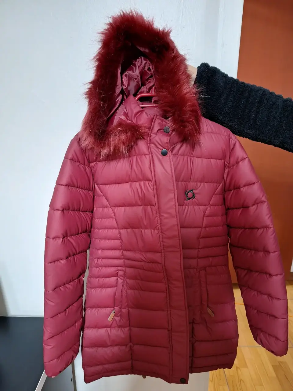 Chaqueta con capucha burdeo - miniatura 2