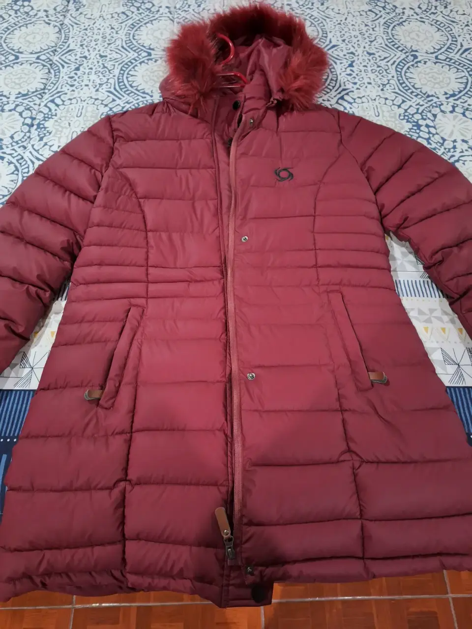 Chaqueta con capucha burdeo - miniatura 3