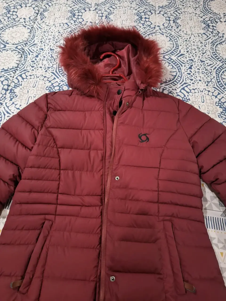 Chaqueta con capucha burdeo - miniatura 4