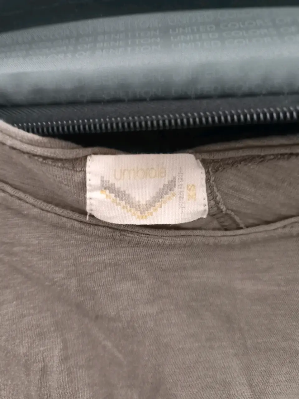 Polera Umbraleverde musgo claro con diseño plisado - miniatura 2
