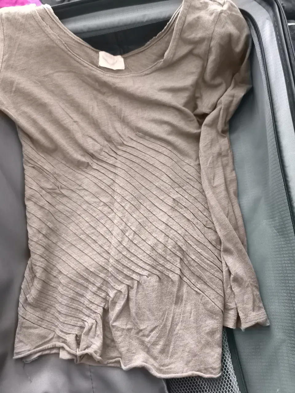 Polera Umbraleverde musgo claro con diseño plisado - miniatura 3
