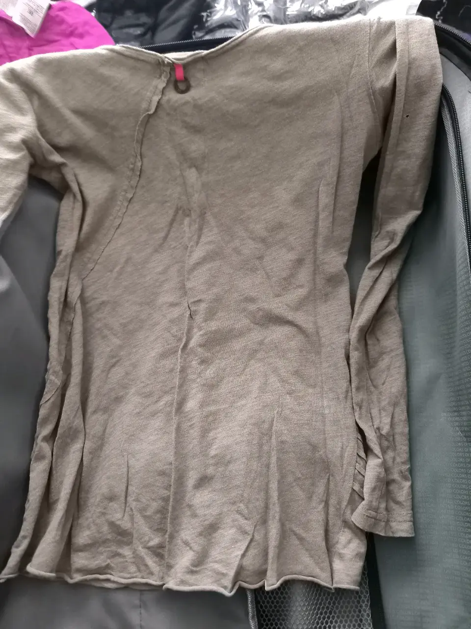 Polera Umbraleverde musgo claro con diseño plisado - miniatura 4