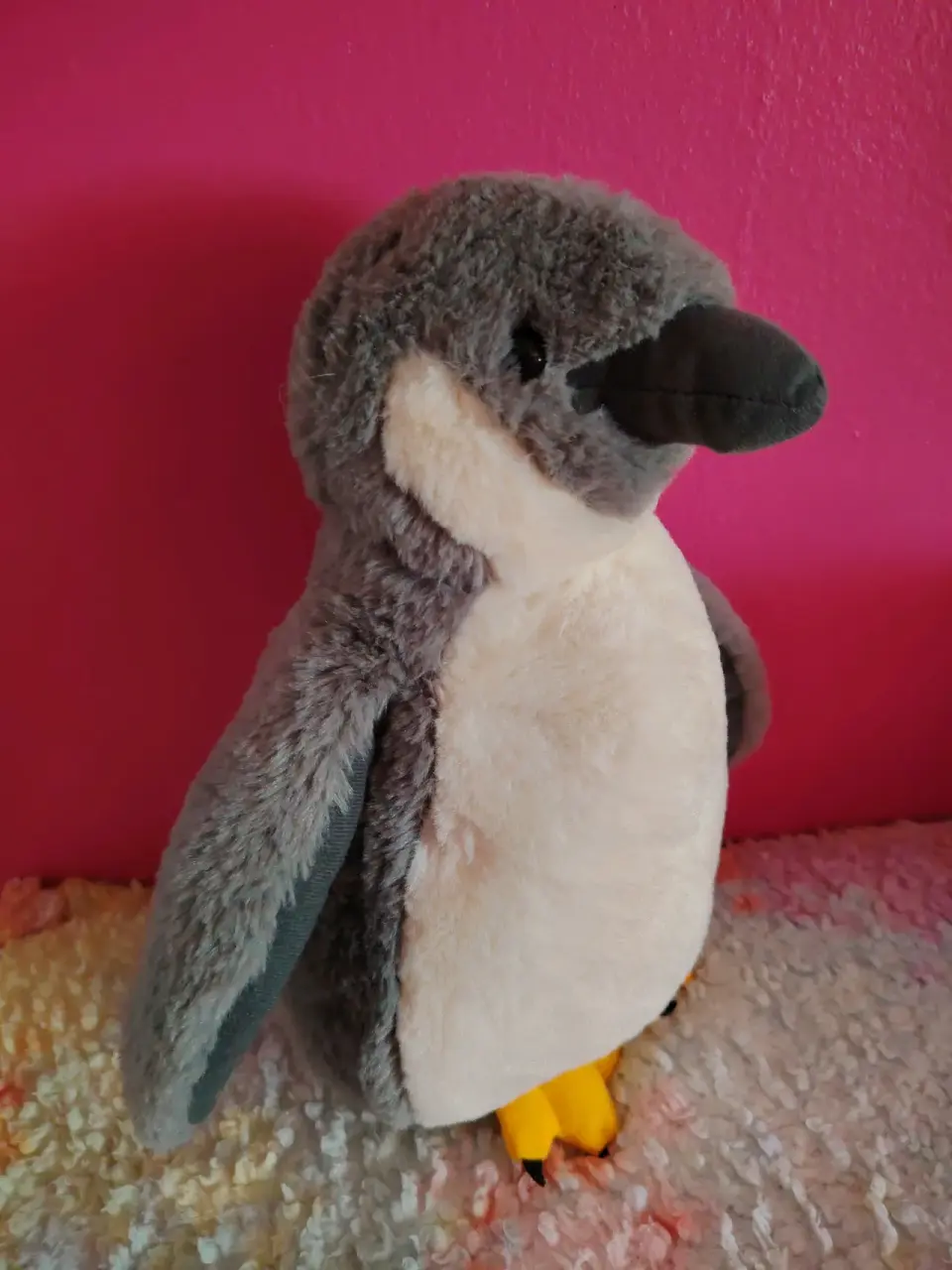 Peluche pingüino gris y blanco - miniatura 2