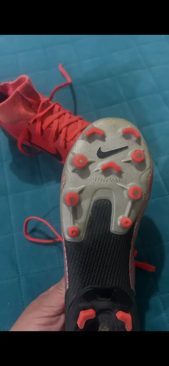 Zapatos de fútbol rojos y negros - miniatura 2