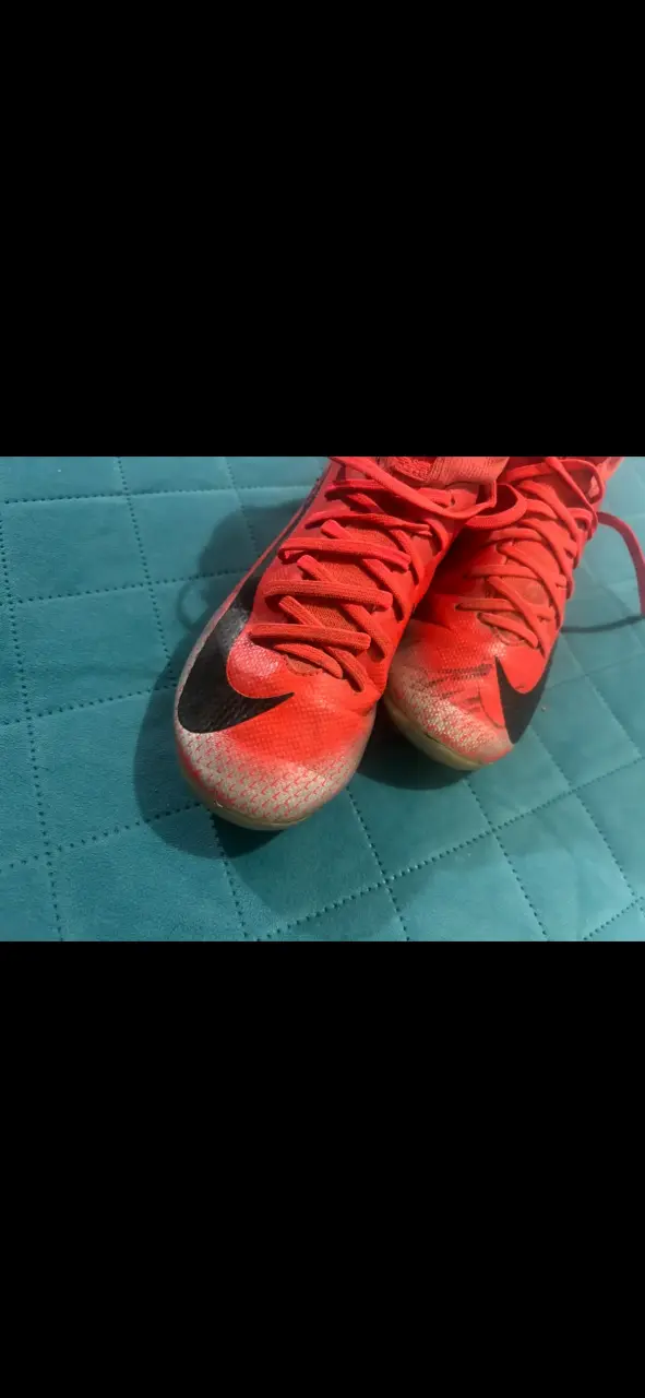 Zapatos de fútbol rojos y negros - miniatura 3