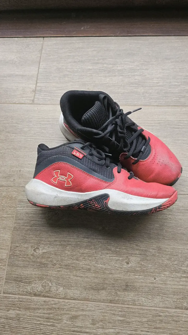 Zapatillas deportivas negro y rojo - miniatura 2