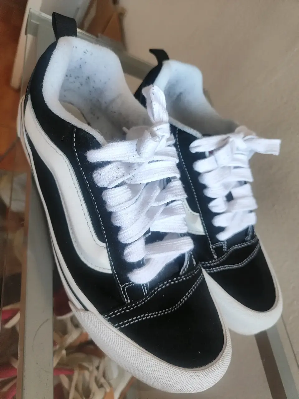 Zapatillas Vans negras y blancas - miniatura 2