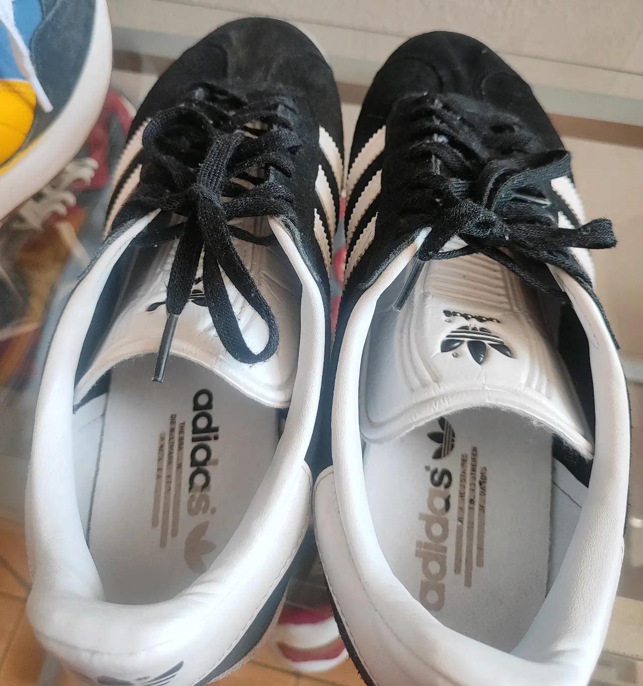 Zapatillas Adidas blancas y negras - miniatura 1