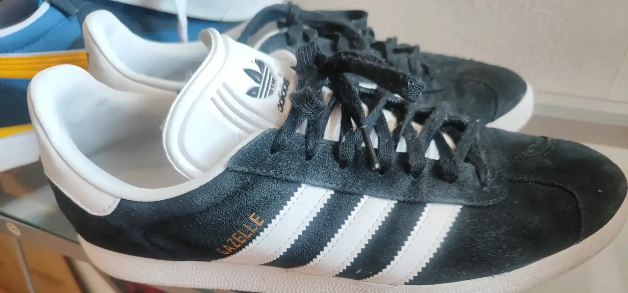 Zapatillas Adidas blancas y negras - miniatura 3