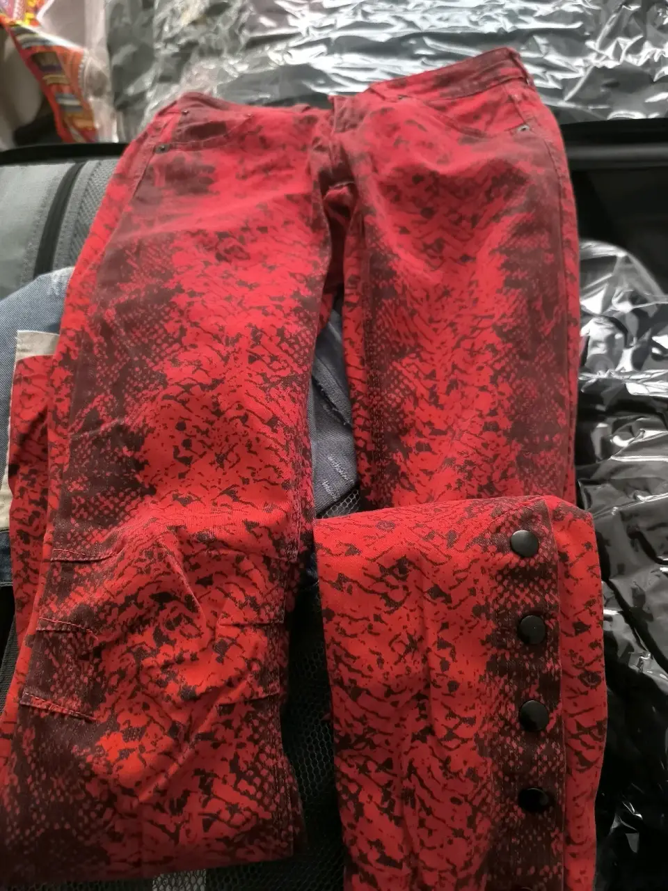 Jeans rojos estampados - miniatura 3