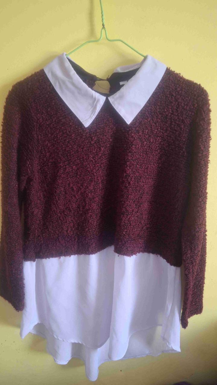 Sweater burdeos con cuello blanco - miniatura 2
