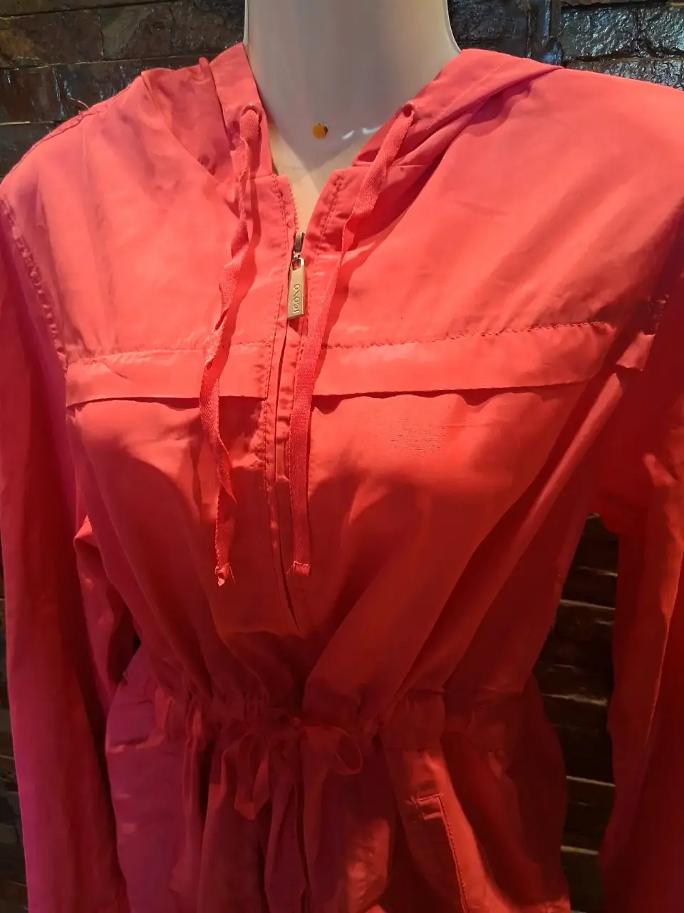 Chaqueta cortaviento rosada con capucha - miniatura 2