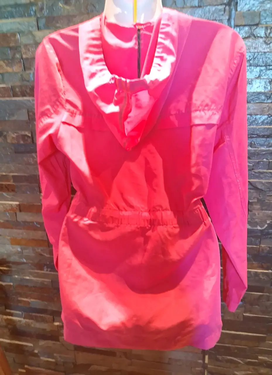 Chaqueta cortaviento rosada con capucha - miniatura 3