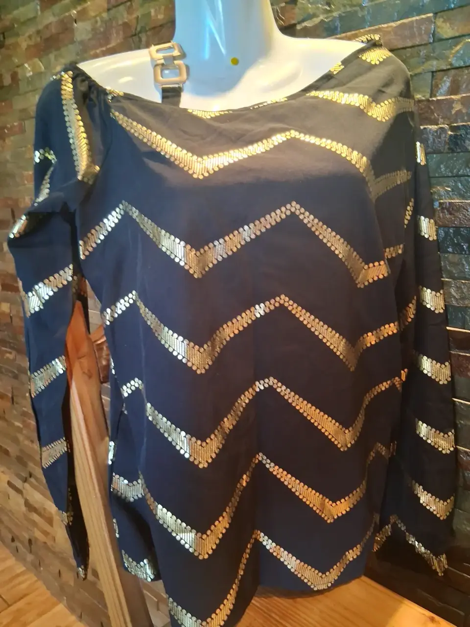 Blusa negro con detalles dorados - miniatura 2