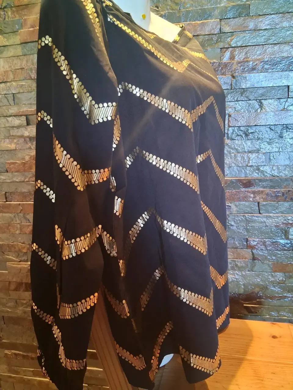 Blusa negro con detalles dorados - miniatura 3
