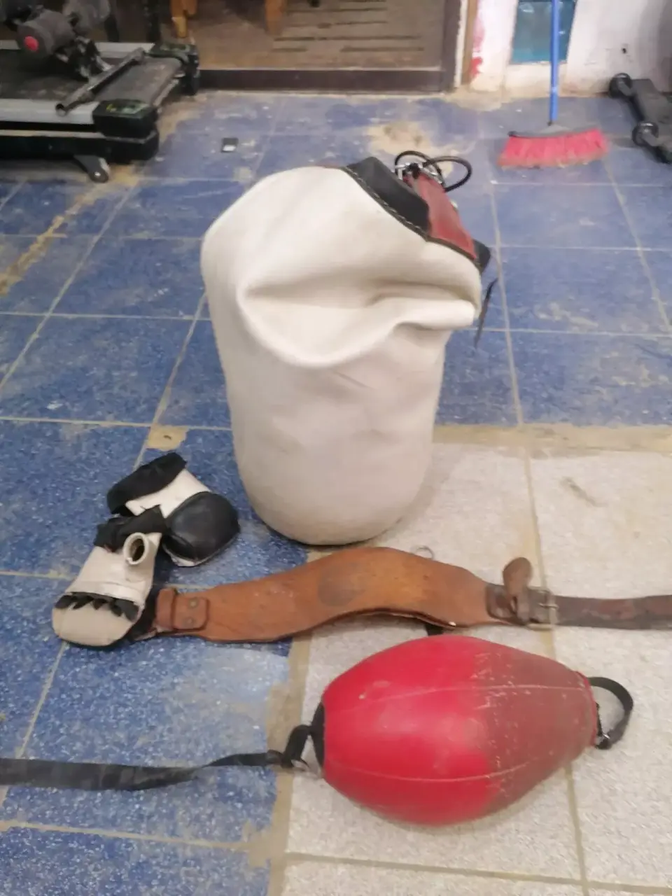 Retrovisor de casco rojo para trabajo - miniatura 3