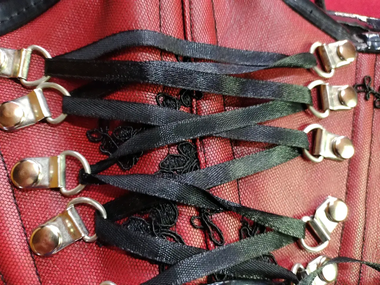 Cinturilla tipo corsé rojo con bordado negro - miniatura 2