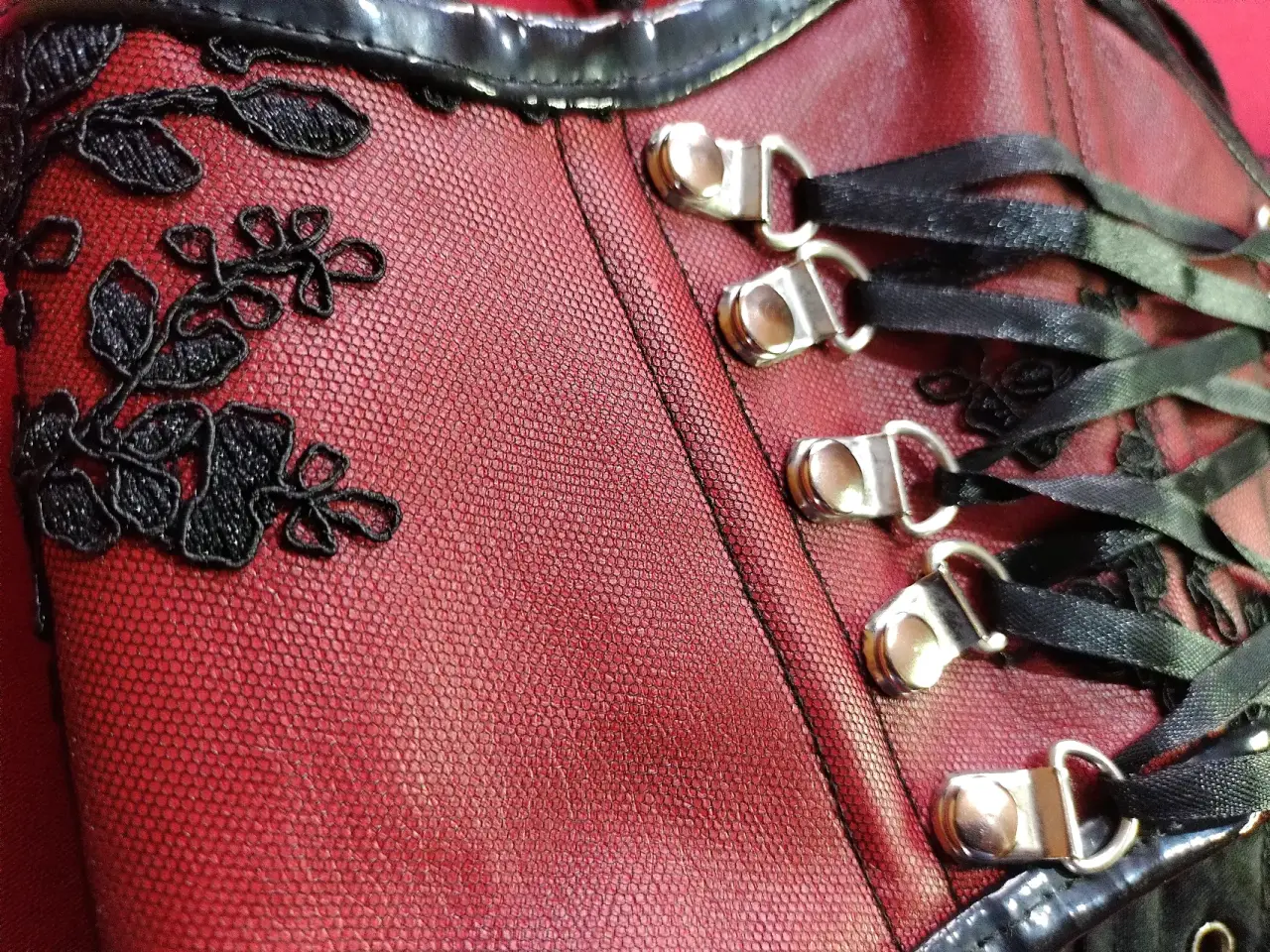 Cinturilla tipo corsé rojo con bordado negro - miniatura 3