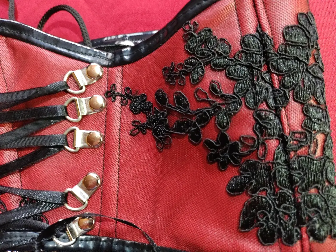 Cinturilla tipo corsé rojo con bordado negro - miniatura 5